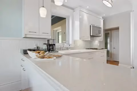White quartz kitchen worktop